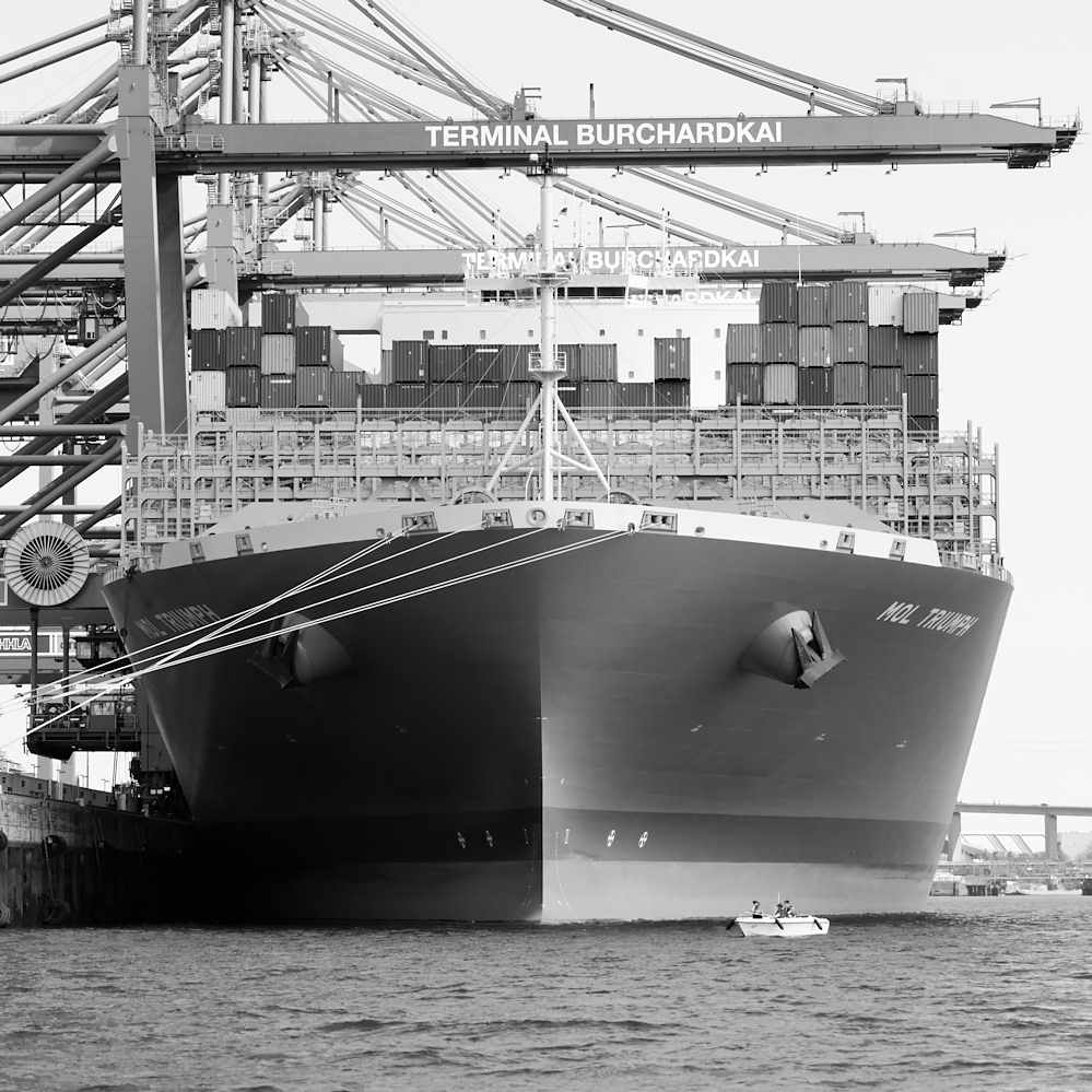 0339 Das Containerschiff MOL TRIUMPH liegt im Hafen Hamburgs. | Container Terminal Burchardkai CTB